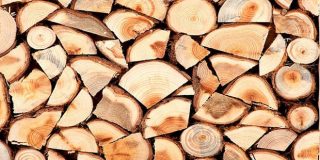 Στοιβαγμένα καυσόξυλα από ελιά, οξιά, δρυ, πεύκη, ανάμεικτα, τακτικά τοποθετημένα με μία σειρά πάνω στο άλλο