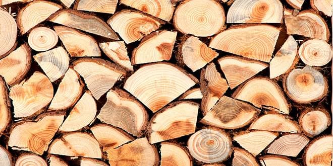 Στοιβαγμένα καυσόξυλα από ελιά, οξιά, δρυ, πεύκη, ανάμεικτα, τακτικά τοποθετημένα με μία σειρά πάνω στο άλλο