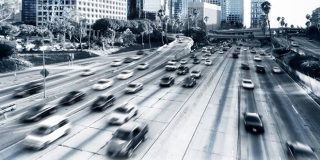 Αυτοκίνητα κινούνται σύμφωνα με τον ΚΟΚ σε αυτοκινητόδρομο, με έξι λωρίδες κυκλοφορίας, στηθαίο και ανισόπεδους κόμβους