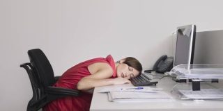 12 αιτίες κούρασης: Έλλειψη ύπνου, αναιμία, θυρεοειδή, κόπωση, άπνοια, λοίμωξη, δυσανεξία, διαβήτης, καρδιοπάθεια, κατάθλιψη