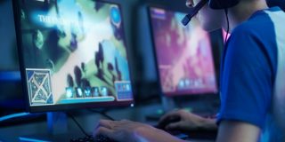 Νεαρό αγόρι παίζει παιχνίδι στο διαδίκτυο φορώντας ακουστικά - Τι να προσέχετε στα online παιχνίδια στο internet - συμβουλές