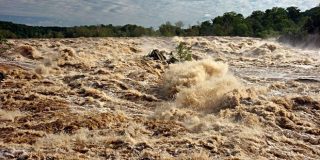 Πλημμύρα σε εξέλιξη με μεγάλη ένταση και ορμή νερού και λάσπης, μετά από έντονα καιρικά φαινόμενα - έντονη βροχόπτωση