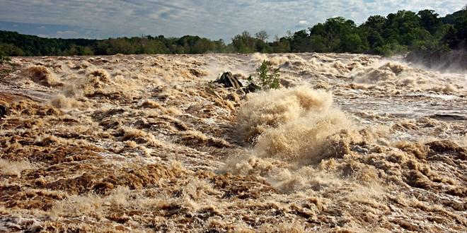 Πλημμύρα σε εξέλιξη με μεγάλη ένταση και ορμή νερού και λάσπης, μετά από έντονα καιρικά φαινόμενα - έντονη βροχόπτωση