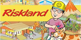 Αγόρι με ένα σκυλάκι που στο φόντο διακρίνεται ένα σχολείο με μαθητές στην διάρκεια άσκησης φυσικών καταστροφών (Riskland)