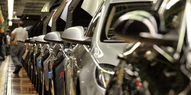 Αυτοκίνητα στη γραμμή παραγωγής της βιομηχανίας περιμένουν να μπουν στην κυκλοφορία