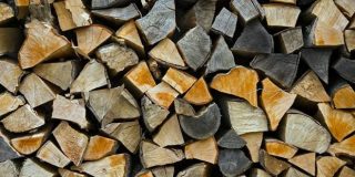 Όγκος από καυσόξυλα στοιβαγμένα για πώληση σύμφωνα με τον οδηγό αγοράς της Γενικής Γραμματείας Καταναλωτή