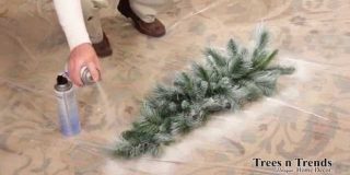 Χριστουγεννιάτικο δέντρο χιονισμένο με σπρέι χιονιού (video)