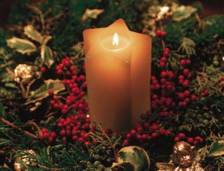 amazing christmas candles and decorations with them 11 20+ Ιδέες Χριστουγεννιάτικης διακόσμησης με κεριά & κηροπήγια