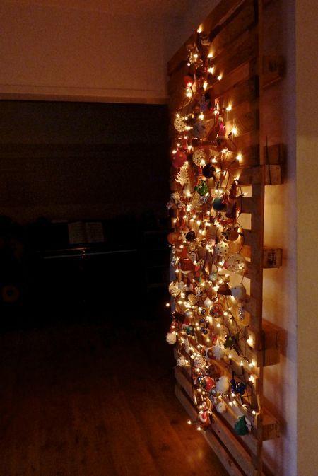 christmas-tree-from-pallets-xristougenniatiko-dentro-palletes-20