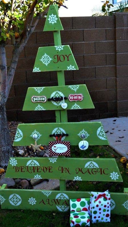 christmas-tree-from-pallets-xristougenniatiko-dentro-palletes-26