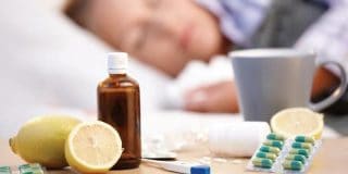 Σιρόπι, λεμόνι, θερμόμετρο και ρόφημα δίπλα σε γυναίκα που κοιμάται ● Φυσική άμυνα του οργανισμού το χειμώνα