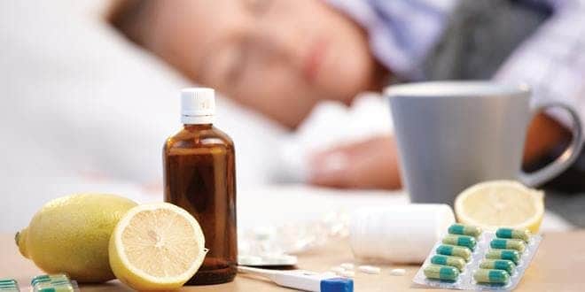 Σιρόπι, λεμόνι, θερμόμετρο και ρόφημα δίπλα σε γυναίκα που κοιμάται ● Φυσική άμυνα του οργανισμού το χειμώνα