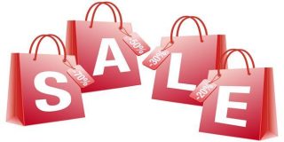Τέσσερις κόκκινες τσάντες από κατάστημα, που αναγράφουν οι κάθε μία ένα γράμμα σχηματίζοντας τη λέξη Sale (εκπτώσεις)