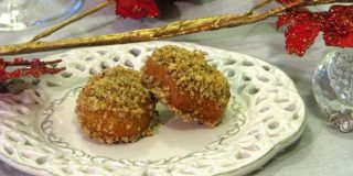 Πιάτο σε στολισμένο τραπέζι με μελομακάρονα, από παραδοσιακή συνταγή της μαμάς για τα Χριστούγεννα