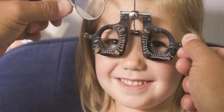 Παιδί κατά την οφθαλμολογική εξέταση σε οφθαλμίατρο αφού ανήκει στις 4 ηλικίες που πρέπει να γίνεται έλεγχος της όρασης