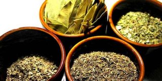 Πύλινα δοχεία με 4 από τα συνολικά 10 σπιτικά γιατροσόφια για καθημερινή χρήση