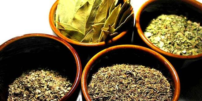 Πύλινα δοχεία με 4 από τα συνολικά 10 σπιτικά γιατροσόφια για καθημερινή χρήση