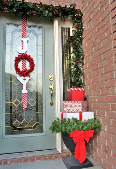 stunning-christmas-front-door-decor-ideas-1