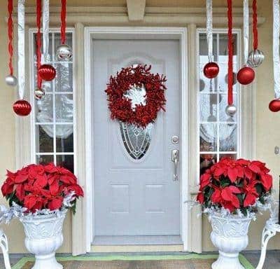 stunning-christmas-front-door-decor-ideas-16