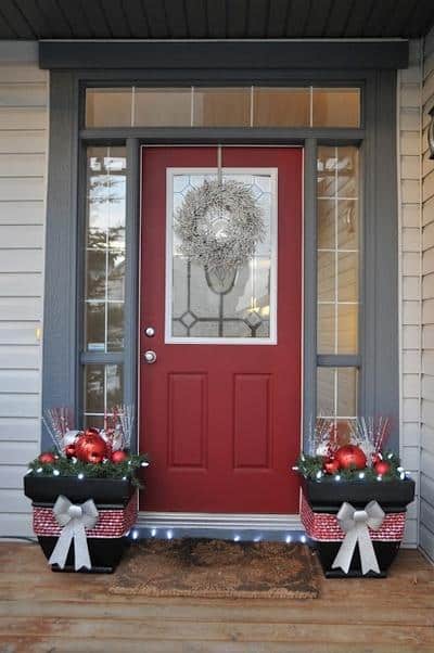 stunning-christmas-front-door-decor-ideas-18