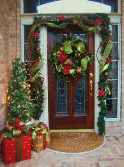 stunning-christmas-front-door-decor-ideas-26