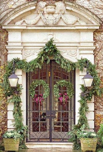 stunning-christmas-front-door-decor-ideas-27