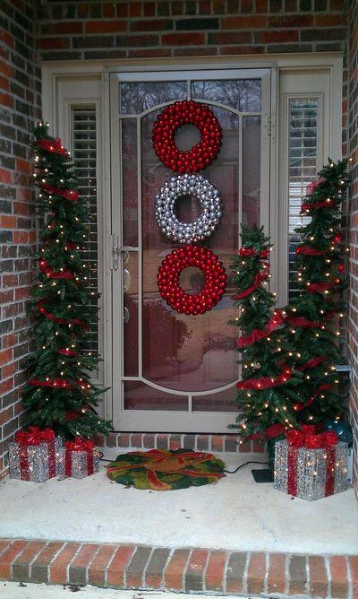 stunning-christmas-front-door-decor-ideas-32