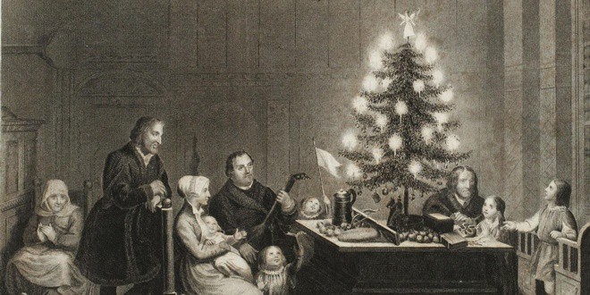 Φωτογραφία μας άλλης εποχής με την οικογένεια γύρω από το φωτισμένο Χριστουγεννιάτικο δέντρο - Το έθιμο στολισμού του