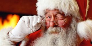 Η γνωστή μορφή του Άι Βασίλη σε παιδιά και ενηλίκους. Το κυρίαρχο πρόσωπο της Πρωτοχρονιάς και των Χριστουγέννων