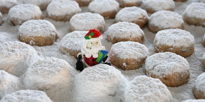 Παραδοσιακοί Ελληνικοί κουραμπιέδες με άχνη ζάχαρη για τις γιορτές των Χριστουγέννων