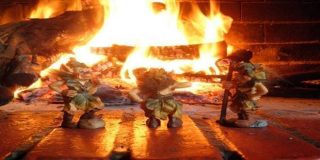 Φιγούρες από καλικάντζαρους (καρκάντζαροι, σκαλικαντζέρια, σκαντζάρια) μπροστά από τη φωτιά στο τζάκι