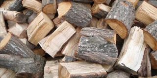 Καυσόξυλα - κομμένα ξύλα για τζάκι και σόμπα από συνηθισμένα είδη ξύλων όπως είναι η δρυς, η ελιά, η οξιά και το πεύκο