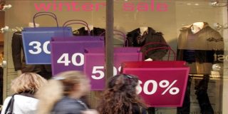 Γυναίκες μπροστά σε βιτρίνα καταστήματος που αναγράφει «Winter Sale» και έχει ξεκινήσει τις Χειμερινές εκπτώσεις με εκπτώσεις