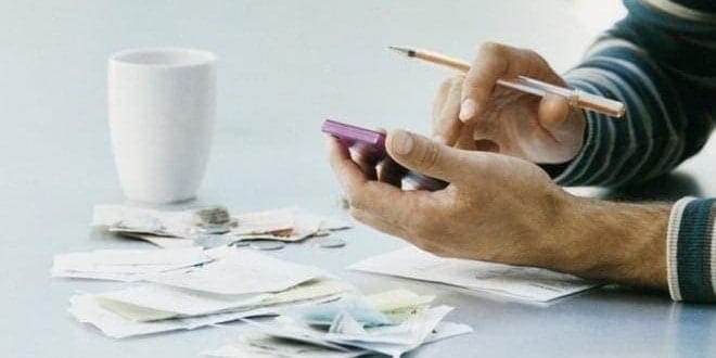 Άνδρας ανάμεσα σε χαρτονομίσματα & κέρματα ευρώ υπολογίζει με κομπιουτεράκι τον ΦΠΑ | Υπολογισμός Φόρος Προστιθέμενης Αξίας