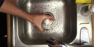 Αυγό, πως να το καθαρίσεις με ένα ποτήρι (Video How to)