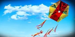 Πέταγμα χαρταετού με φόντο τον μπλε ουρανό και σύμφωνα με τις συμβουλές της ΔΕΔΔΗΕ για ασφαλές πέταγμα