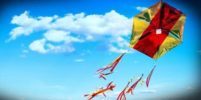 Πέταγμα χαρταετού με φόντο τον μπλε ουρανό και σύμφωνα με τις συμβουλές της ΔΕΔΔΗΕ για ασφαλές πέταγμα