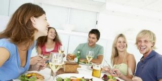 Παρέα από ζευγάρια απολαμβάνουν την διατροφή - γεύμα τους γεμάτοι χαρά, θετική ενέργεια και ευεξία