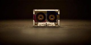 Κασέτα Walkman - πλαστική θήκη με μαγνητική ταινία σε ενσωματωμένες μπομπίνες, που εγγράφονται ηχητικές πληροφορίες