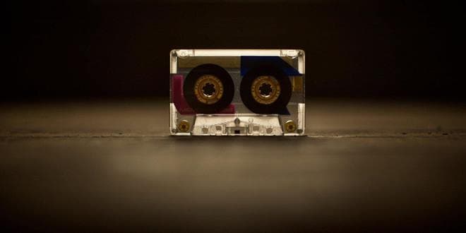 Κασέτα Walkman - πλαστική θήκη με μαγνητική ταινία σε ενσωματωμένες μπομπίνες, που εγγράφονται ηχητικές πληροφορίες