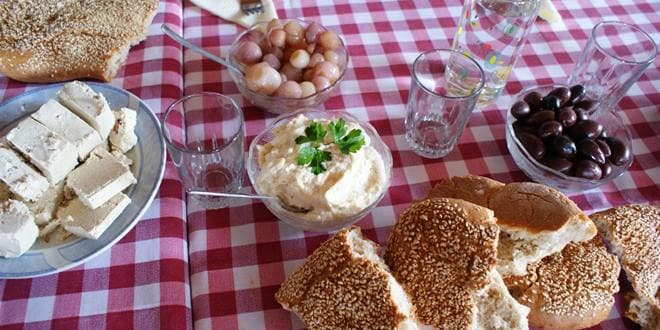 Στρωμένο τραπέζι με λαγάνα, χαλβά, ελιές και άλλα νηστίσιμα την Καθαρά Δευτέρα από εργαζόμενους στον ιδιωτικό τομέα