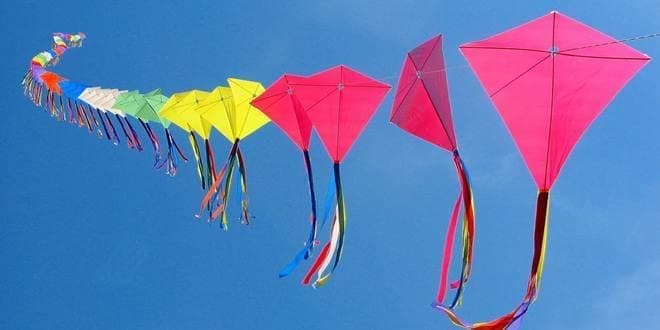 Σειρά από πολύχρωμους χαρταετούς στον μπλε ουρανό κατά τις ημέρες - γιορτές Καθαρά Δευτέρα - Κούλουμα - Σαρακοστή