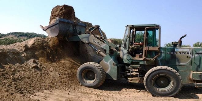 Στρατιωτική μπουλντόζα της ΜΟΜΑ (Μικτές Ομάδες Μηχανημάτων Ανασυγκροτήσεως) στην διάρκεια μεταφοράς χώματος και βράχων