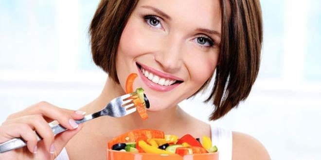 Γυναίκα που νηστεύει και προσέχει την υγεία και την διατροφή της την Σαρακοστή