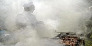 Ψήστης μέσα σε σύννεφο τσίκνας κατά την Τσικνοπέμπτη ψήνει στα κάρβουνα ότι επιβάλλουν τα ήθη και έθιμα της Αποκριάς