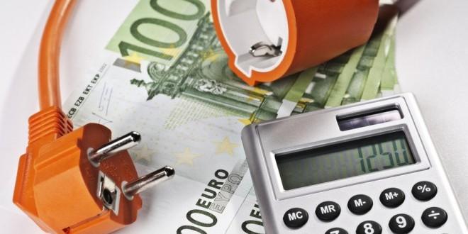 Χαρτονόμισμα των 100 ευρω, πρίζα ρεύματος και κομπιουτεράκι.. για υπολογισμό πόσο ρεύμα καίνε οι ηλεκτρικές συσκευές μας