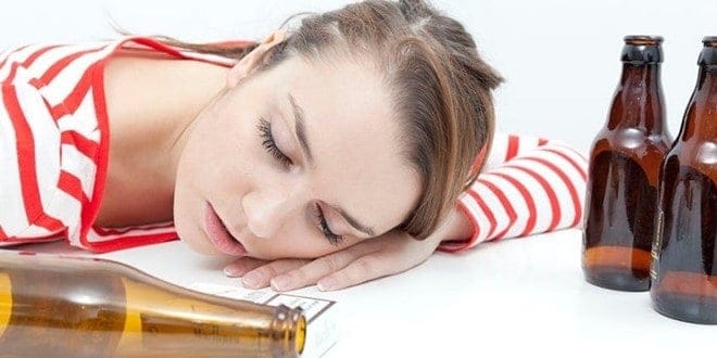 Γυναίκα μετά από μέθη με μπύρες ακολουθώντας την επικίνδυνη μόδα Drunkorexia (στέρηση τροφής και υποκατάσταση της με αλκοόλ)