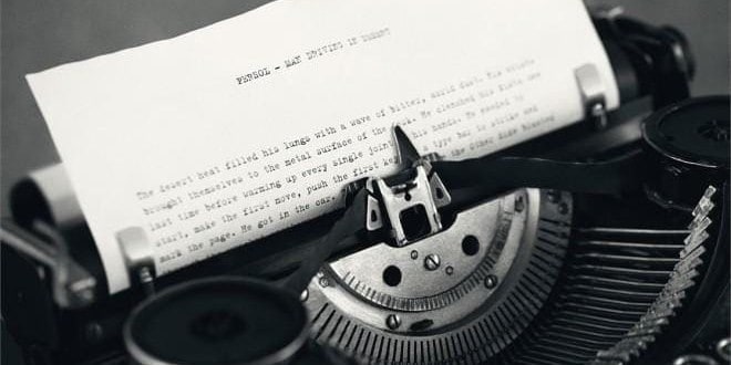 Κείμενο τυπωμένο πάνω σε χαρτί από γραφομηχανή, η ταινία με την ειδική μελάνη και ο κύλινδρος που χτυπούν τα πλήκτρα