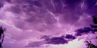 Μαύρα - μωβ σύννεφα με καταιγίδα σε εξέλιξη - Τι καιρό θα κάνει άραγε το Πάσχα και την Μεγάλη Εβδομάδα;