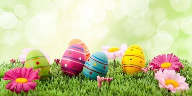 Πασχαλινά πολύχρωμα - εορταστικά αυγά και λουλούδια - Ντεκόρ σε εμπορικό κατάστημα κατά το ωράριο λειτουργίας το Πάσχα